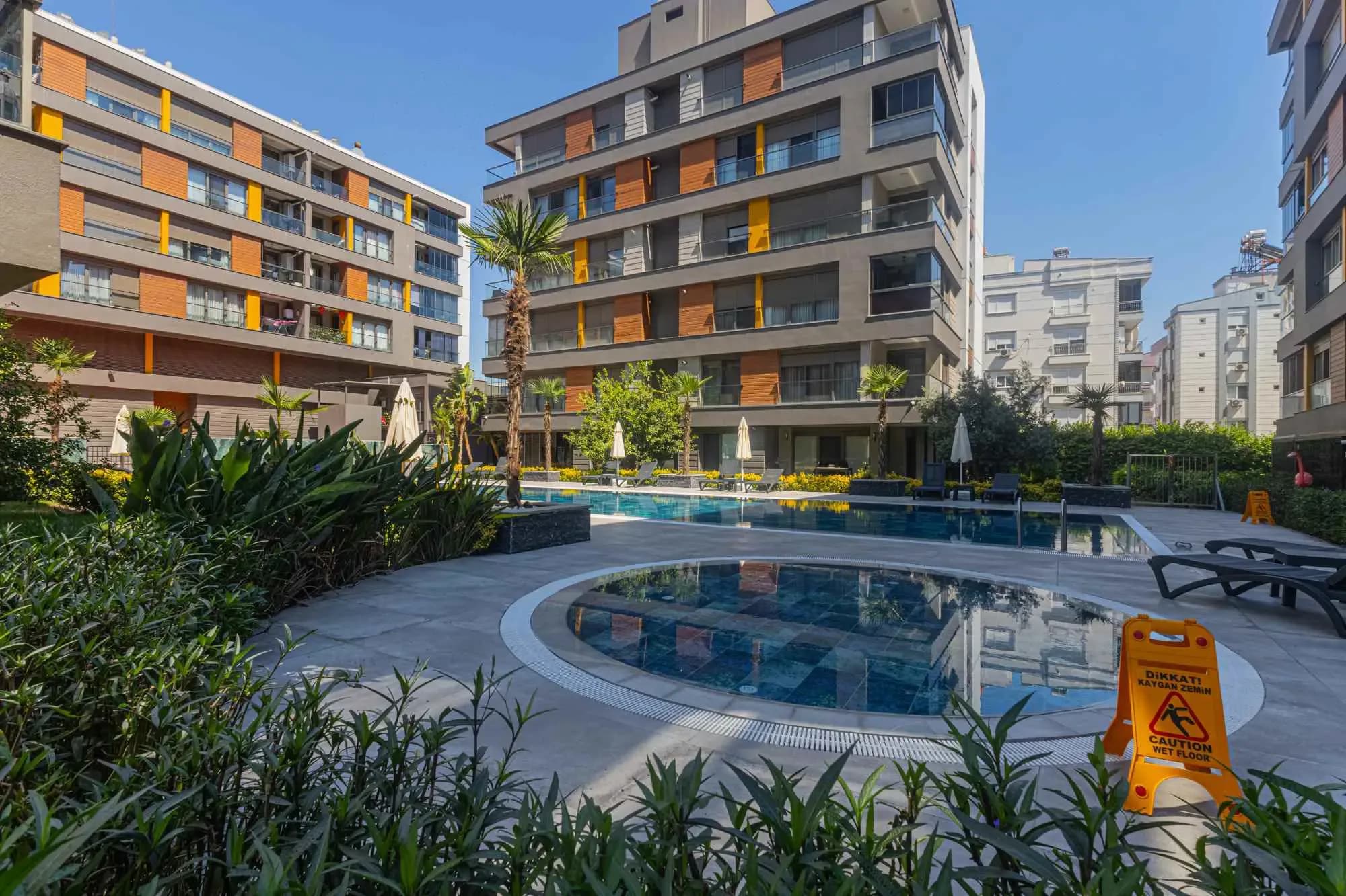 Muratpaşa'da Satılık 2+1 Ara Kat, Havuzlu ve Kapalı Otoparklı Site