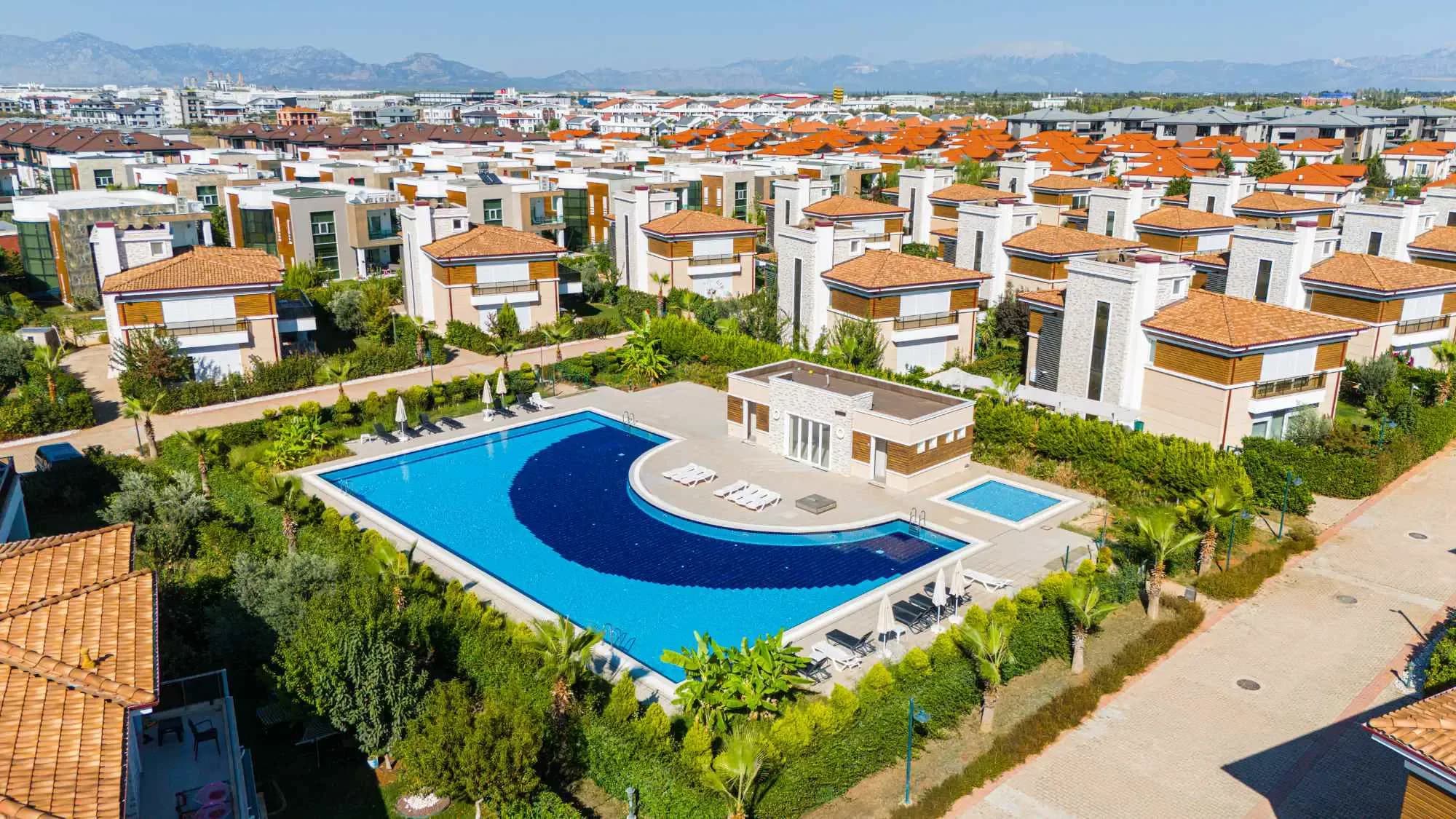 Döşemealtı'nda Full Eşyalı Kiralık 4+1 Site İçi Müstakil Villa