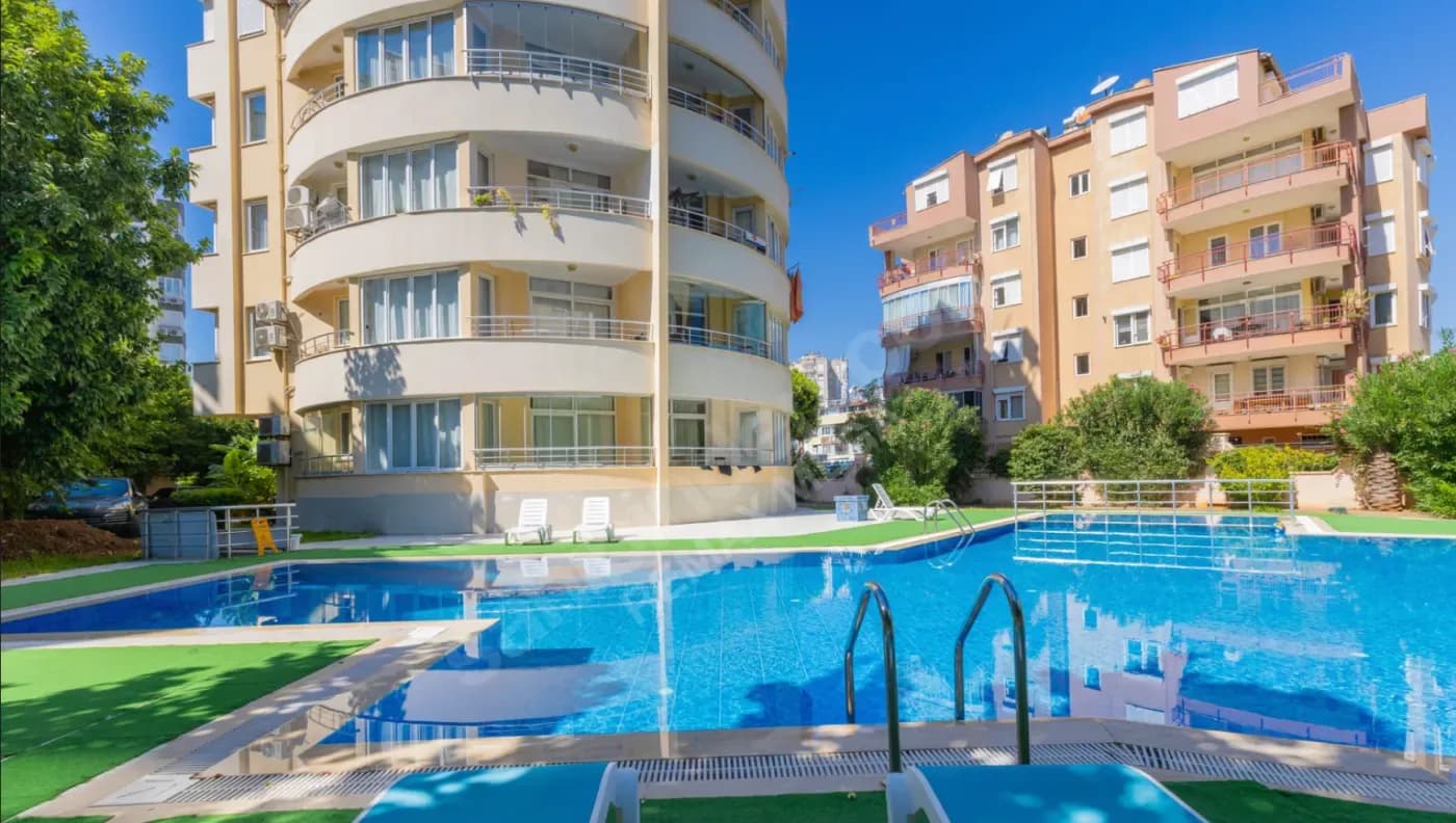 Konyaaltı'nda Denize 100 m Eşyalı Havuzlu 2+1